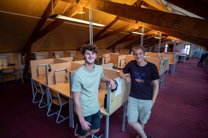Berend Spaans (links) en Matthijs Jansen op de Haar doen hun eindexamens ‘op zolder’ bij het Erasmus in Almelo.