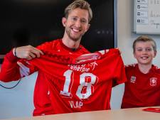 Bob (10) uit Delden weet niet wat hem overkomt: opeens staat FC Twente-speler Michel Vlap in de klas 