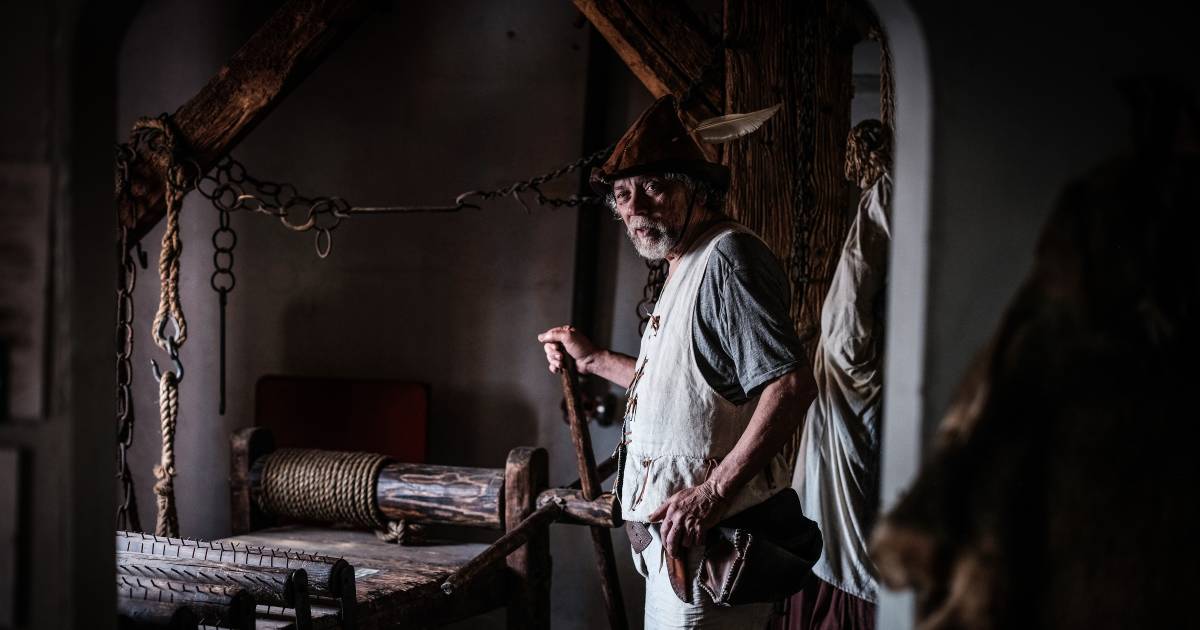 Ridder Lenny (72) geeft in Tolkamer levenslessen op zijn zelfgebouwde kasteelschip: ‘Durf anders te 