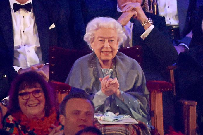 De koningin genoot zichtbaar van de optredens en maakte een montere indruk.