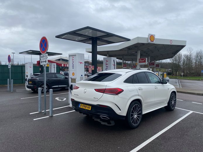 De Mercedes-Benz GLE 350e aan een snellaadpaal van Ionity in Frankrijk.