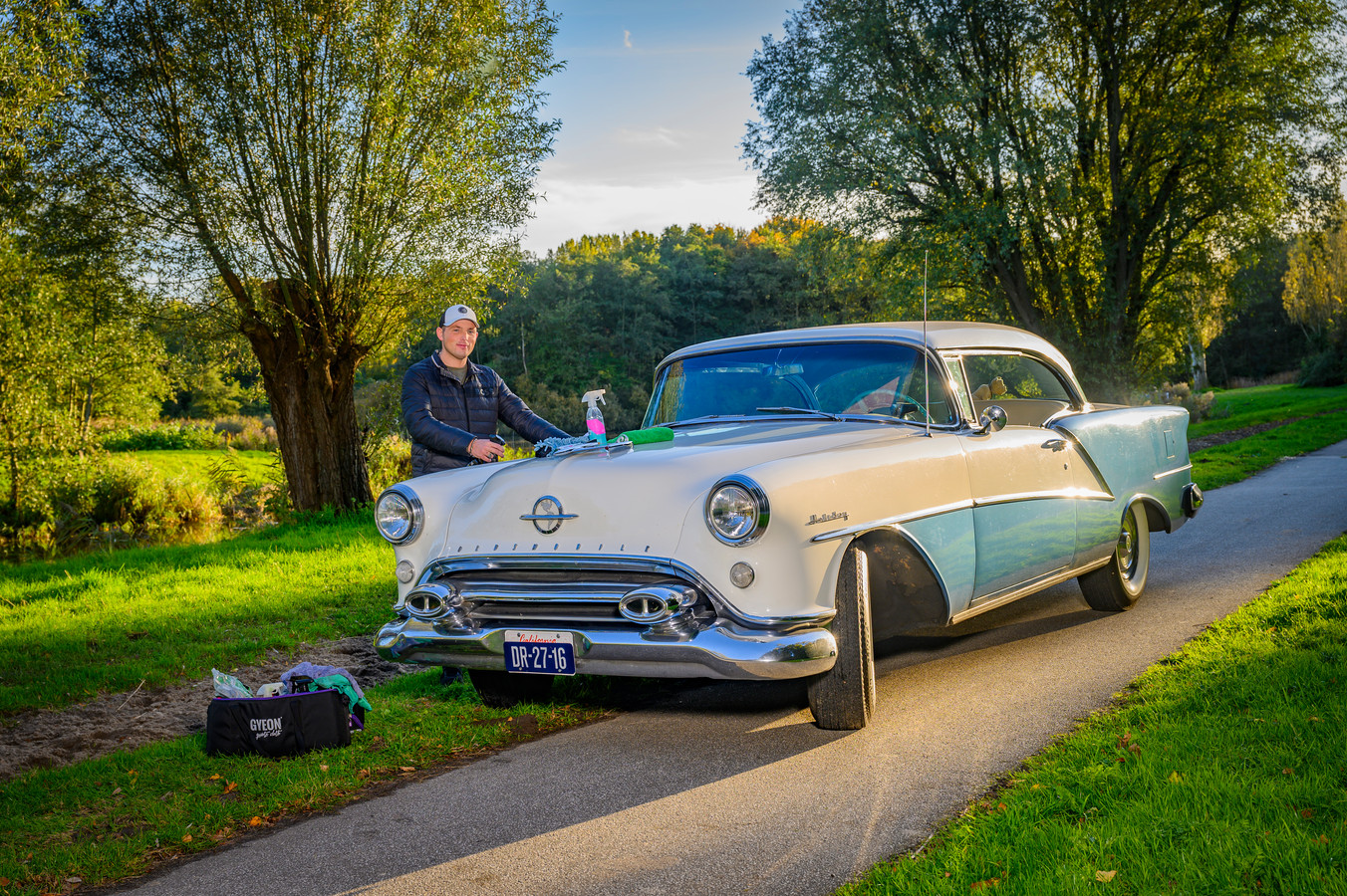 Joey de Vette met zijn Oldsmobile Ninety Eight Holiday Coupé.