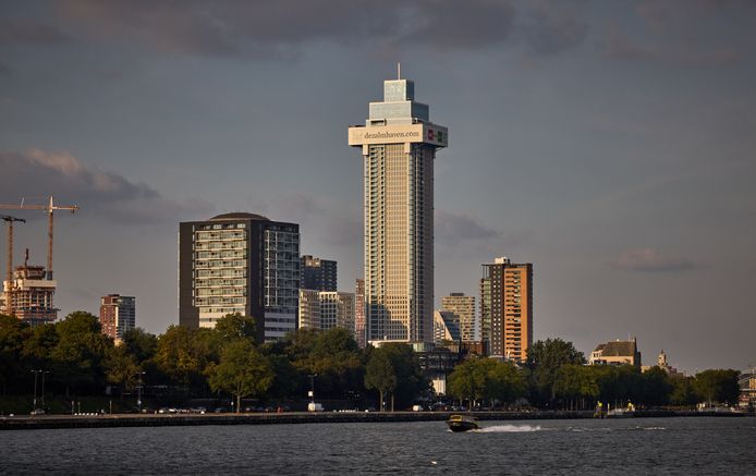 De Zalmhaventoren nadert zijn voltooiing.