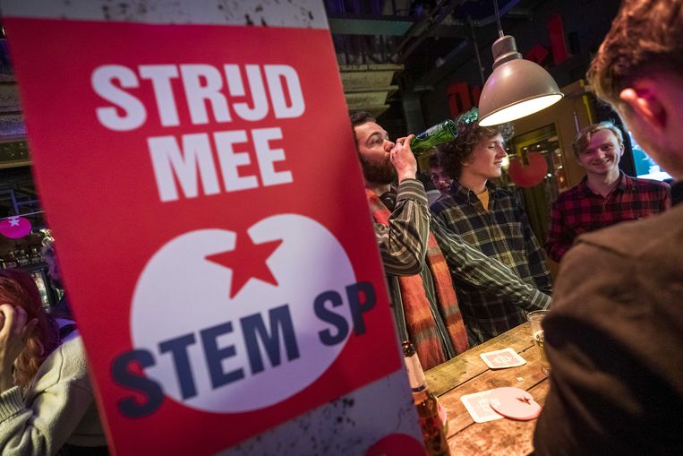 Partijleden van de SP volgen de uitslagen van de gemeenteraadsverkiezingen in een café in Den Bosch.   Beeld ANP