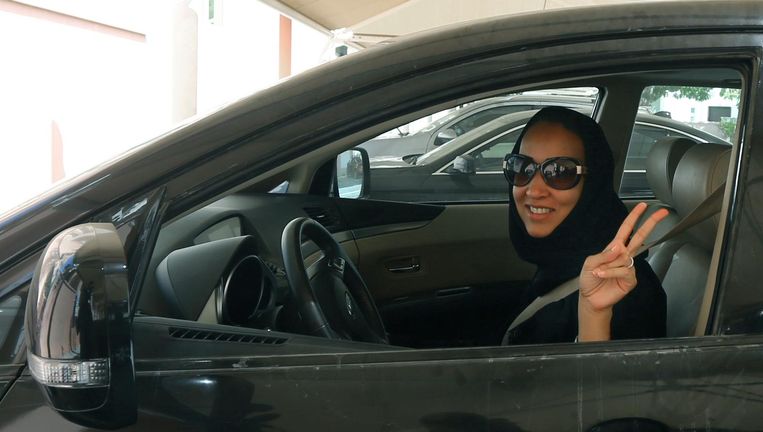 Activiste Manal Al Sharif uit Saudi-Arabië - in 2013, wonend in Dubai - tijdens de actie 'driving is a choice'. Beeld AFP