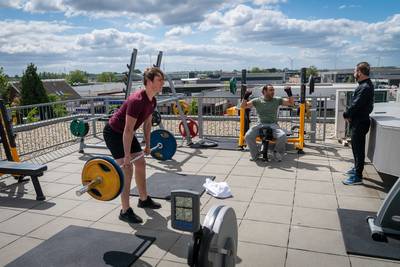 Sportcentrum Elst zet apparaten op het dak en mag nu toch open: ‘Rutte steekt sportscholen mes in de