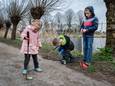 Ook Nova, Stan en Thijn steken hun handen uit de mouwen tijdens de Landelijke Opschoondag en helpen bij het opruimen van de Strijenlaan in Geertruidenberg.