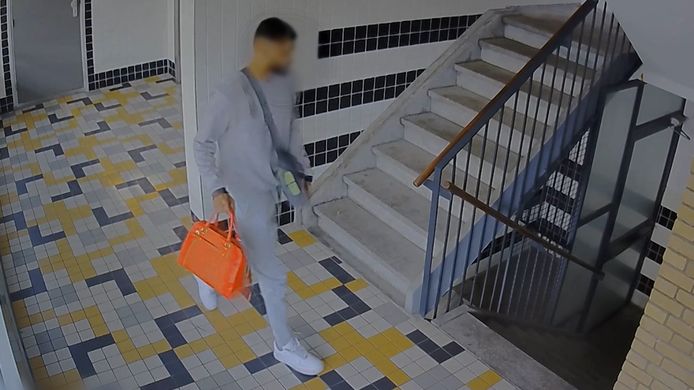 De 46-jarige vrouw wordt in de flat in Den Haag beroofd van haar handtas.