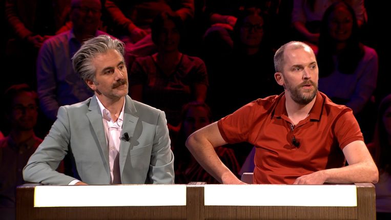 Jeroom en Jonas Geirnaert grappen en grollen erop los in 'De slimste mens'. Beeld SBS