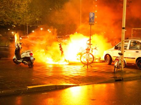 Twee brommers en een auto volledig uitgebrand in Arnhemse wijk