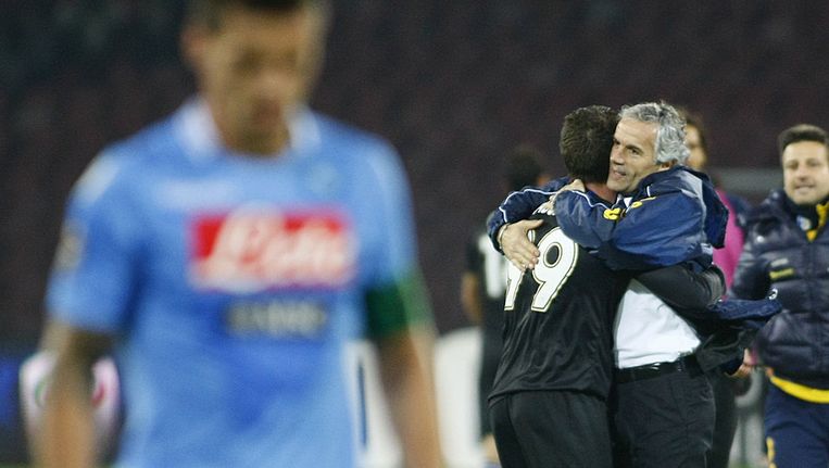 Terwijl Parmacoach Donadoni op de achtergrond viert, druipt Napoli af. Beeld AFP