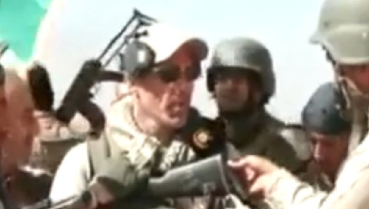 Still uit het filmpje waarop te zien is dat een lid van No Surrender zich heeft aangesloten bij een Koerdische strijdgroep. Beeld Dumpert