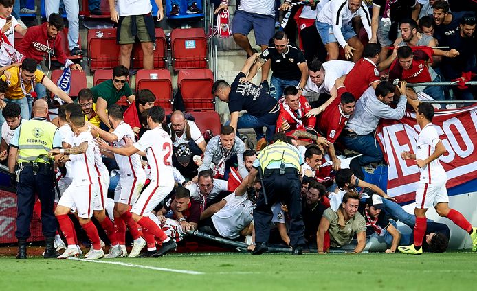 Het hekwerk voor het uitvak in Eibar bezwijkt. Tientallen fans belanden op het veld.