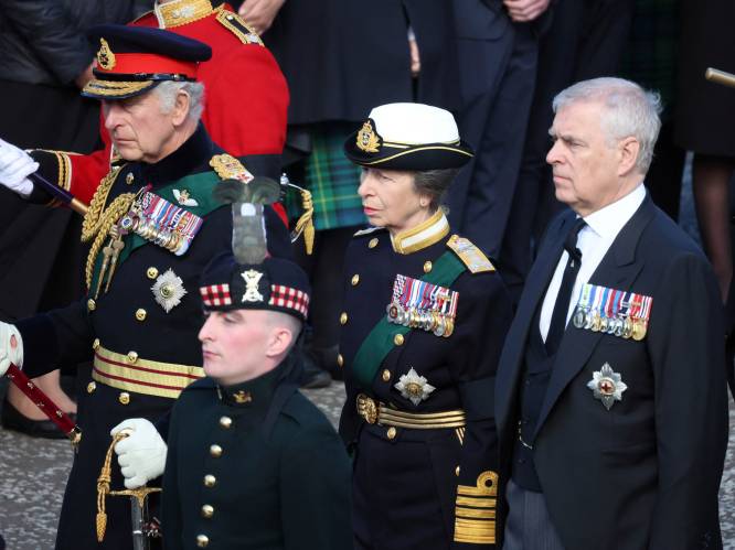 Protest langs het parcours en geen militair uniform: prins Andrew gaat met aandacht lopen tijdens lijkstoet