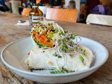 Jungle Café maakt wrap met doperwtenspread en plantaardige zallum
