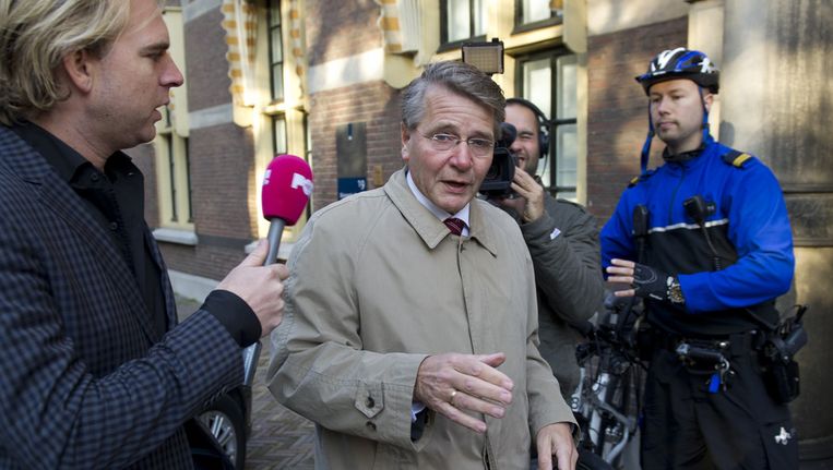 Verslaggever Rutger Castricum van Powned in oktober vorig jaar op het Binnenhof met toenmalig minister Piet Hein Donner. © ANP Beeld 