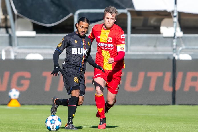 Telstar-aanvaller Rashaan Fernandes in duel met Jeroen Veldmate van GA Eagles