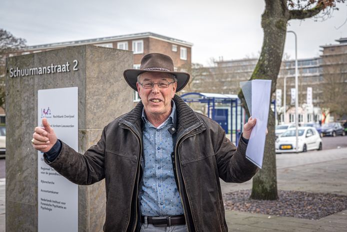 Peter Ziel (73) uit Zwartsluis heeft met succes zijn avondklokboete aangevochten. De rechter verscheurde de bekeuring van 95 euro.