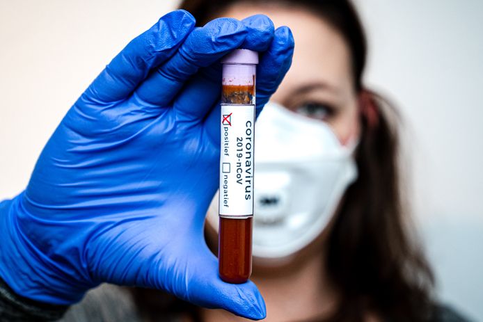 Virologen noemen de stijging van corona in lijn met de verwachtingen, zij maken zich vooral zorgen om een beddentekort in de ziekenhuizen.