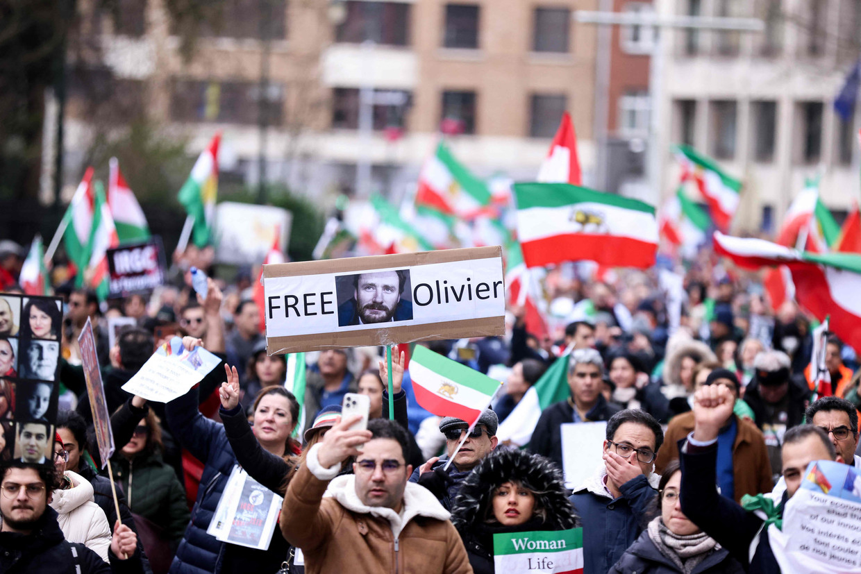 Een steunprotest op 20 februari in Brussel voor de Iraanse bezetbeweging. Demonstranten houden een portret van Olivier Vandecasteele omhoog. Beeld AFP