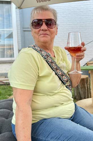 ‘Barmoeder’ Jacqueline (73) tapte jarenlang pinten voor medewerkers Rock Werchter, maar is nu geveld door kanker: “Iedere dag extra is mooi meegenomen”