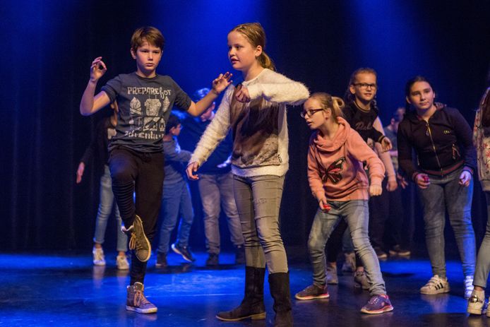 OLDENZAAL - Groep basisschoolleerlingen (Groep 7 van De Maten), die een dans heeft ingestudeerd. Het resultaat wordt opgenomen op het podium van De Bond met rook- en lichteffecten.