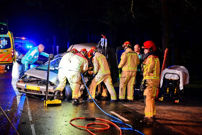 De man raakte van de weg en botste tegen een boom in Knegsel.
