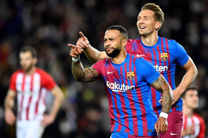 Memphis Depay en Luuk de Jong wijzen naar Ousmane Dembélé, die fantastisch inviel.