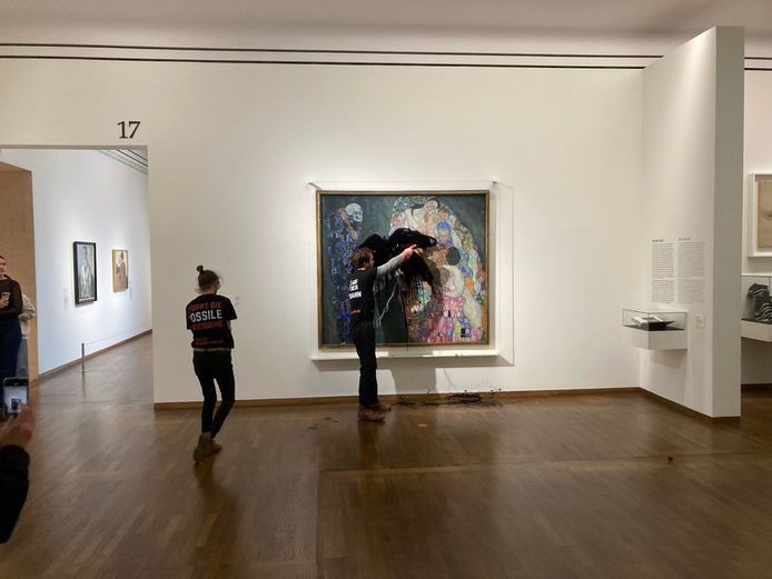 Werk van Gustav Klimt wordt beklad met zwarte verf in Wenen.