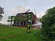 De woonboerderij in Woudrichem brandde volledig uit.