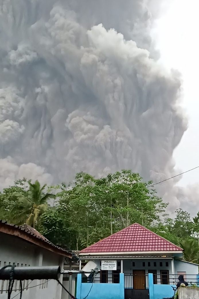 Dikke rookwolken hebben zich samengepakt boven de dorpen in de omgeving van de vulkaan.