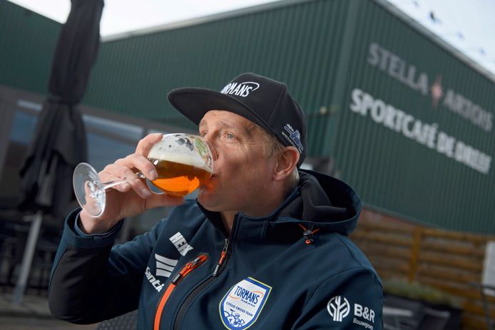Bart Wellens geniet op een Vorselaars terrasje van een lekker biertje