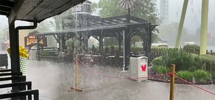 Het water viel met bakken uit de hemel in pretpark Walibi (Waver). De attracties moesten stilgelegd worden.