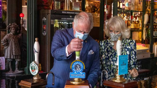Langs de ‘koninklijke’ kroegen van Londen: ‘Gek idee dat koning Charles hier een pint dronk’