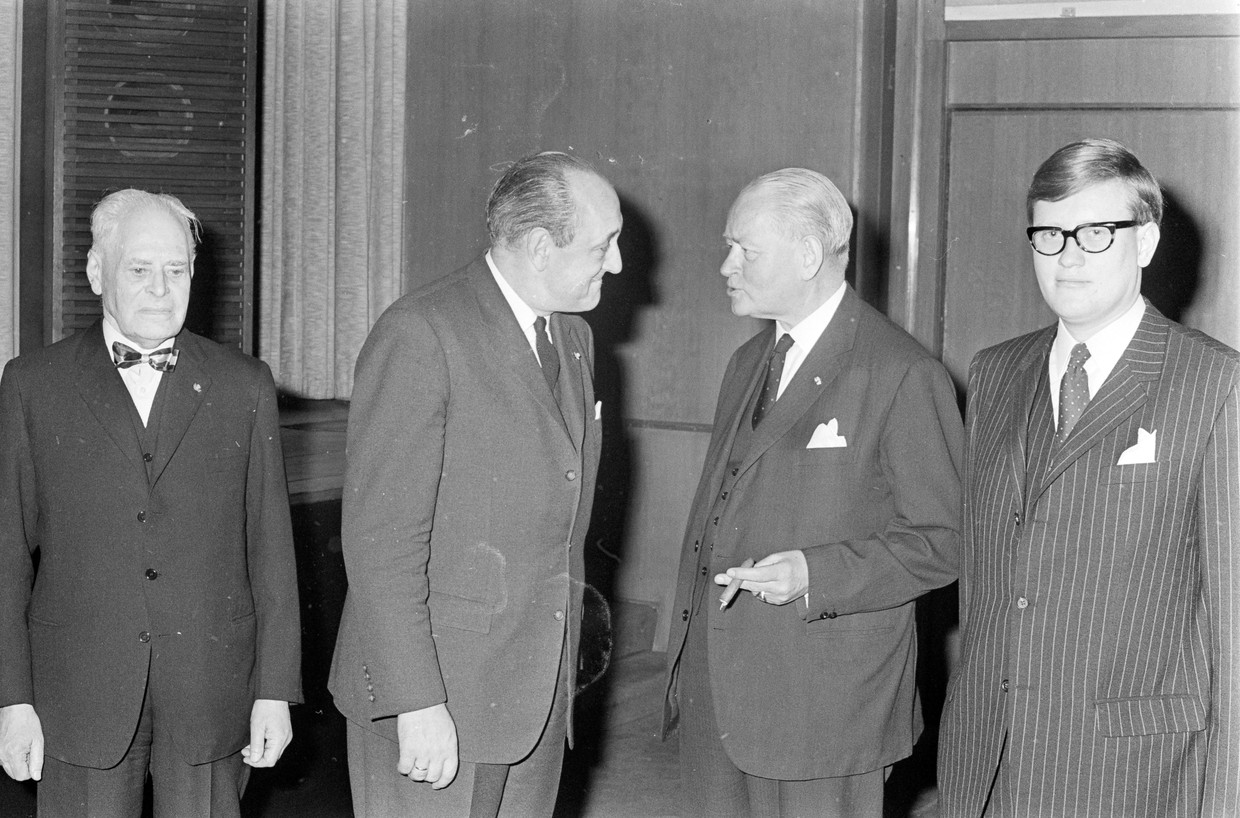 VVD’ers bij het 20-jarig bestaan in 1968. Van links naar rechts: Pieter Oud (81), 
Edzo Toxopeus (51), Dirk Stikker (61) en Hans Wiegel (25).  Beeld ANP