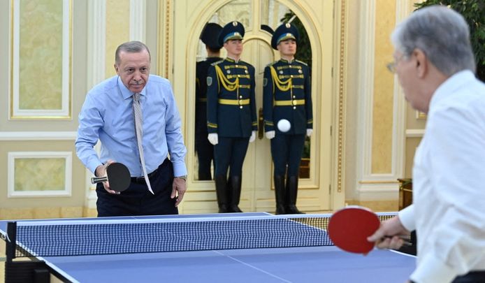 De Turkse president tijdens een partijtje tafeltennis met zijn collega uit Kazachstan.