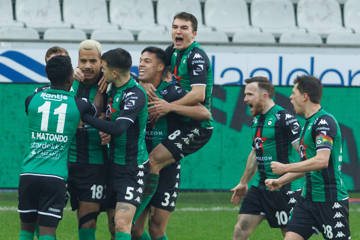 De Cercle-spelers vieren het openingsdoelpunt. Beeld BELGA