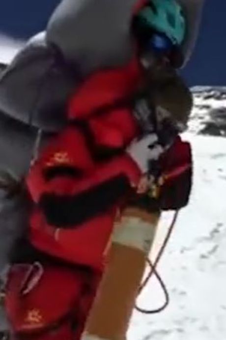 Un sauvetage héroïque sur l’Everest: un guide porte sur son dos un alpiniste pendant six heures
