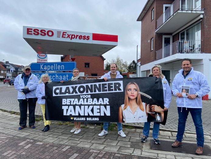 Vlaams Belang Schoten voerde donderdagmorgen actie tegen hoge brandstofprijzen aan het tankstation Esso Express langs de Ridder Walter van Havrelaan