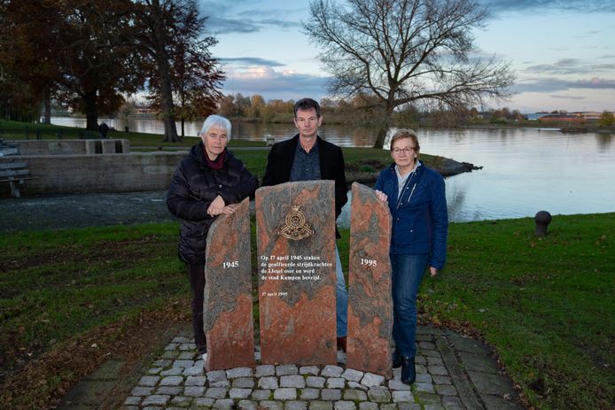 Robert Terpstra (midden) schrijft het boek 'Misrekening’. Op de foto staat hij met zijn tante Jannie Vinke (links) en moeder Ina Vinke (rechts), die in het boek voorkomen en een aanval van een spitfire overleven.
