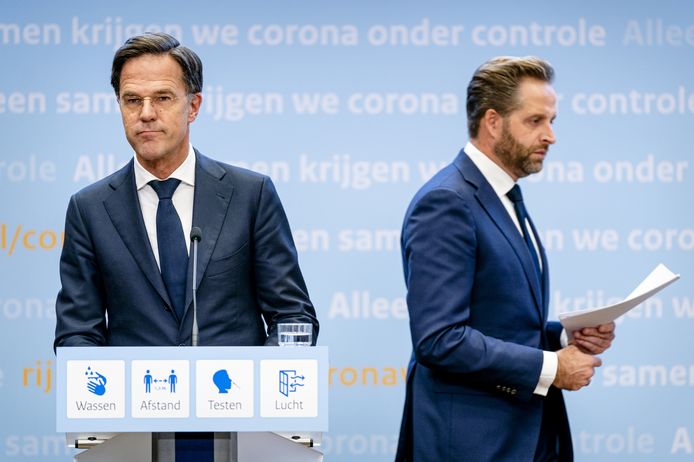 Demissionair premier Mark Rutte en demissionair minister Hugo de Jonge (Volksgezondheid, Welzijn en Sport) tijdens een persconferentie over strengere coronamaatregelen.