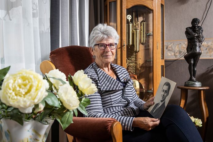 Ria Boxtart (79) met een foto van haar vader, Herman. De verzetsheld werd vlak voor het verstrijken van de oorlog gefusilleerd langs de IJssel in Zutphen.