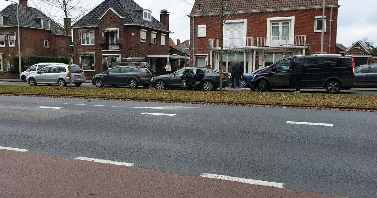 Kettingbotsing op Varviksingel in Enschede: verkeer vast.