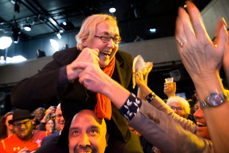 Lutz Jacobi van de PvdA viert de uitslag van de Friese herverdelingsverkiezingen in 2017.	 Beeld ANP