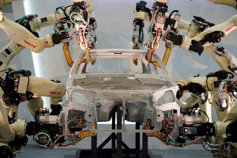 Robots werken aan een auto op de internationale robottentoonstelling in Tokio, Japan, vorige maand. Beeld EPA