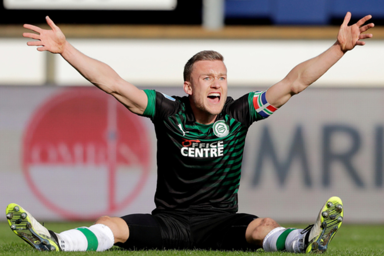 Mike te Wierik van FC Groningen probeert de aandacht van de arbiter te trekken  Beeld Getty