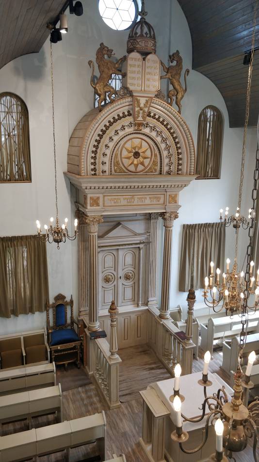 Het interieur van de synagoge, met een meer dan 100 jaar oude kast en bankjes, zoals de Doetinchemse architect Ovink dat bedacht had.