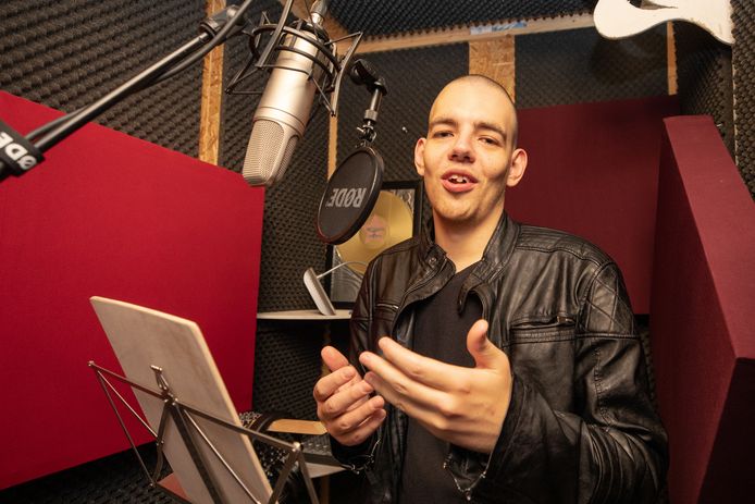 DJ Rayman in de studio van het Multimediastation in Hilversum, de plek waar hij zijn rap opneemt.