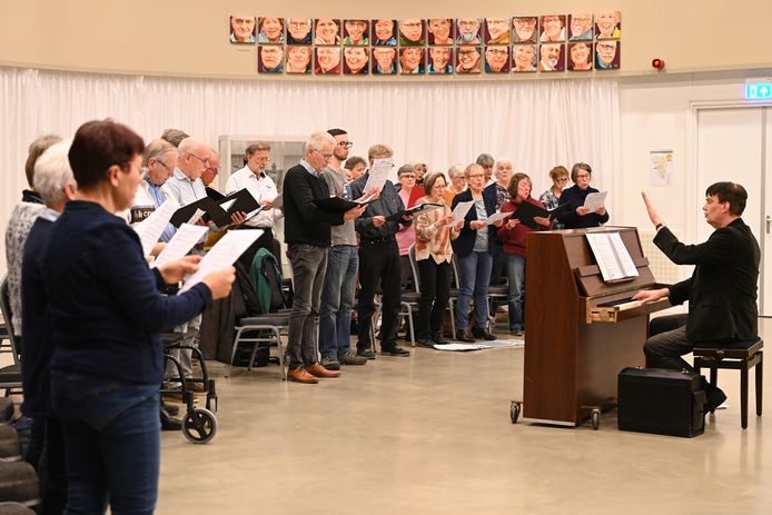 Het stadskoor oefent voor optreden Spektakel met muziek.