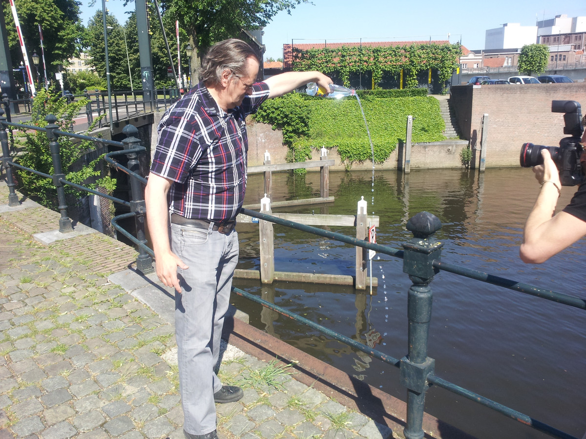 London Tonic In Zuid Willemsvaart Voor Schrijver Willy Van Der Heide Uit Den Bosch Foto Nl